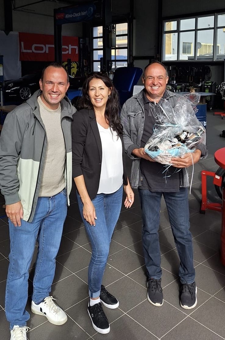 Der SV Nesselried gratuliert Friedrich Männle zum 30jährigen Firmenjubiläum